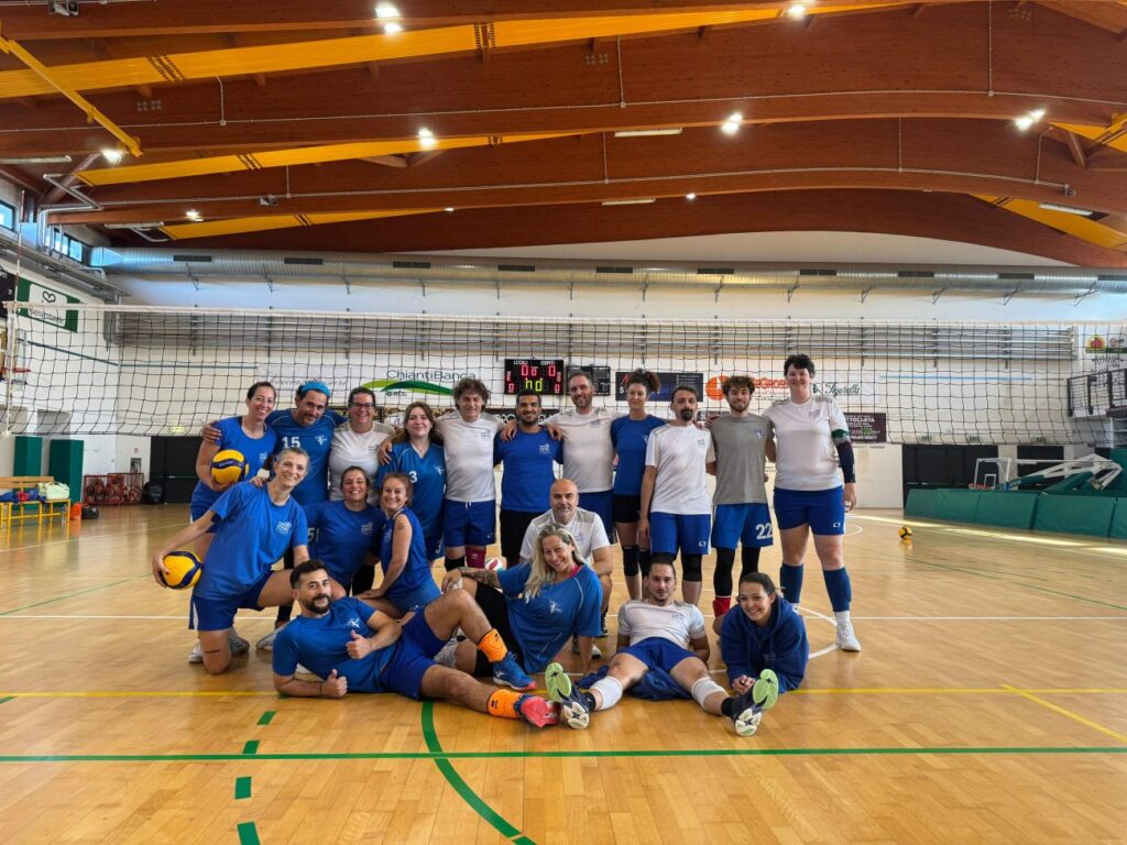 La squadra di volley del CRAL Ateneo Pavia APS con gli amici del CRAL dell'Università di Brescia